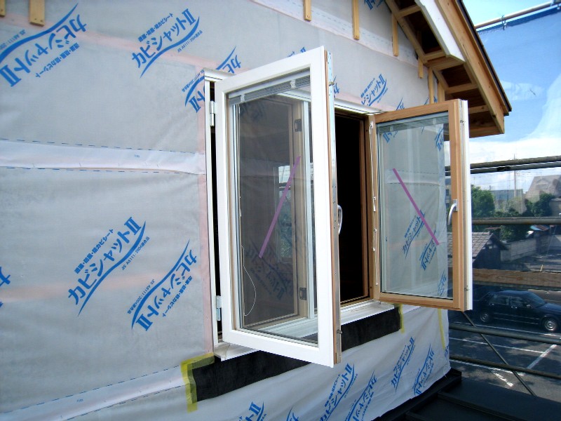 外側アルミ被覆の2+1=3層ガラス木製窓